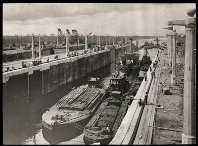 Vista di draghe e barche a una chiusa del Canale di Panama durante la costruzione, 1912 o 1913 da Byron Company